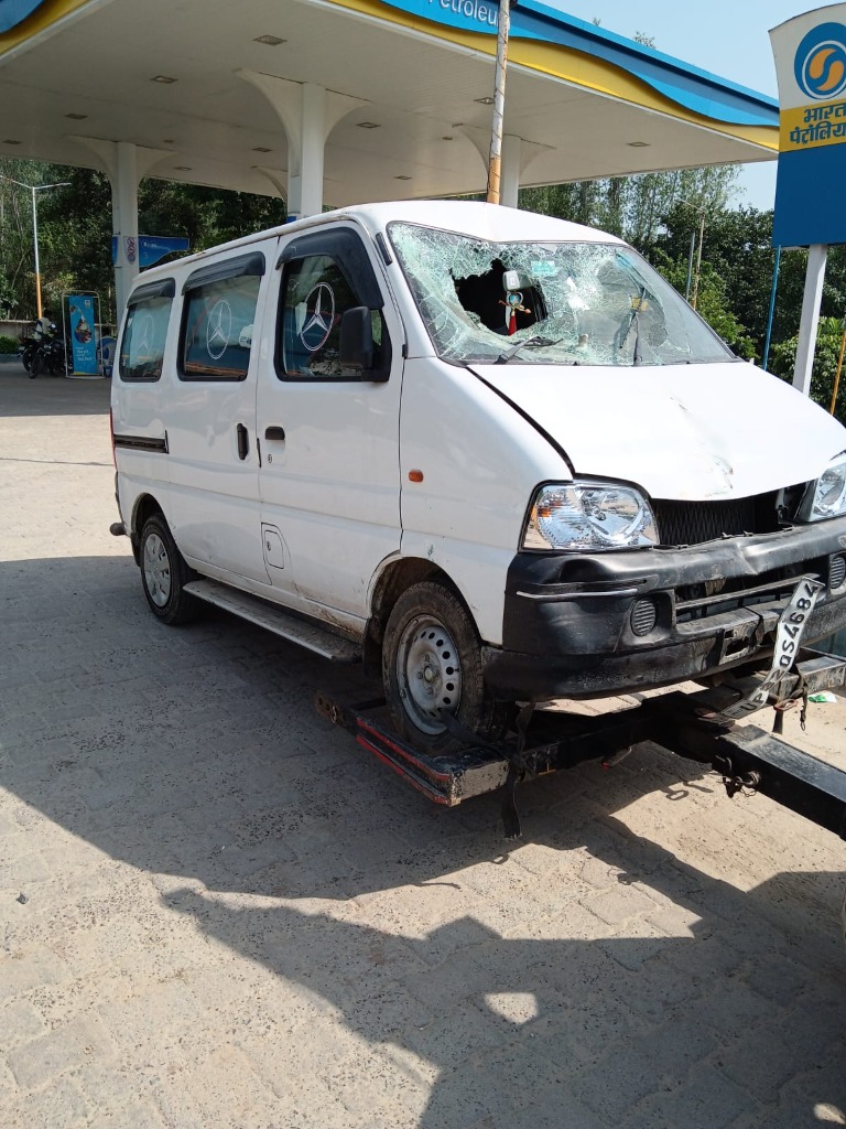Flatbed Towing Truck at Petrol Station Lucknow